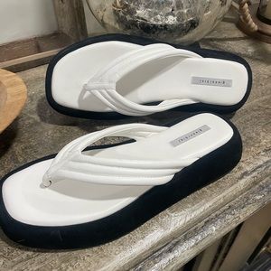 Gianni Bini Wesley White/Black Flip Flops Sz 9.5 M Platform w/o original box.